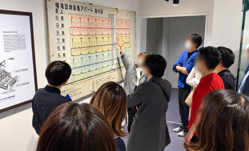 晴海団地高層アパート案内図の展示を見るURまちとくらしのミュージアム参加者