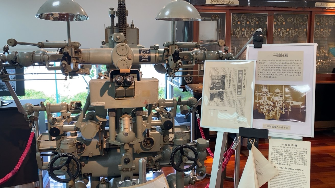 海洋情報資料館に展示された一級図化機