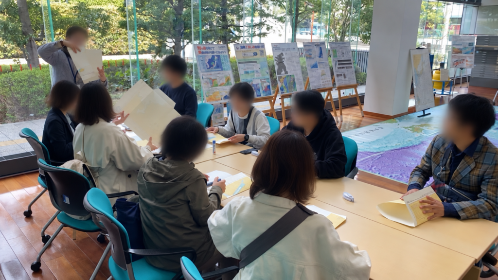 海図を使った紙袋工作に取り組むゆる歴史散歩会の参加者