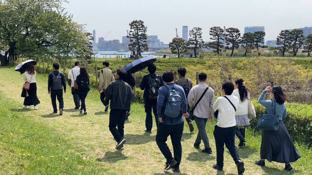 第三台場の土塁を歩くゆる歴史散歩会の参加者