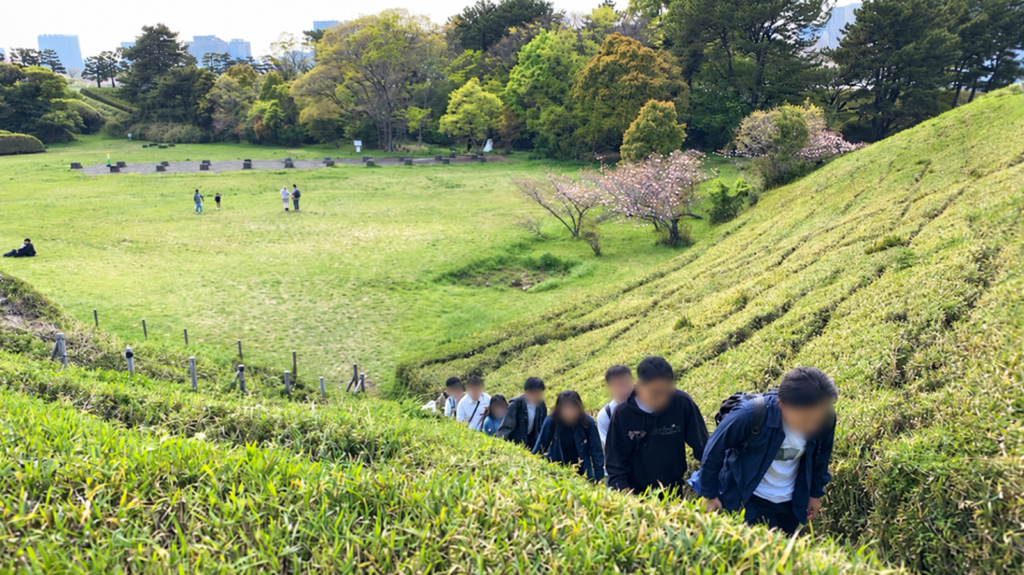 第三台場の土塁を登る参加者と陣屋跡の広場