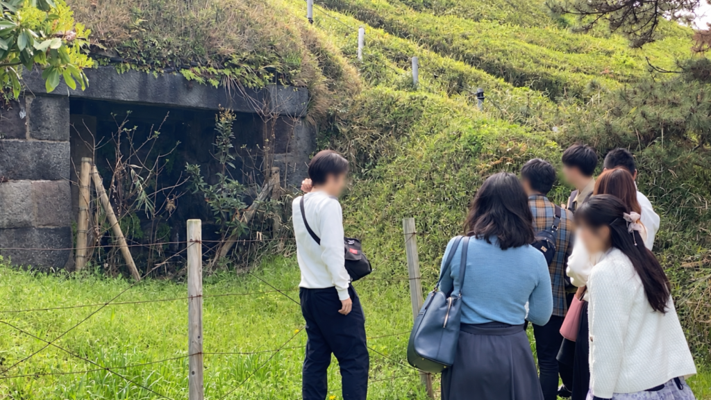 第三台場の石造遺構を見学する参加者