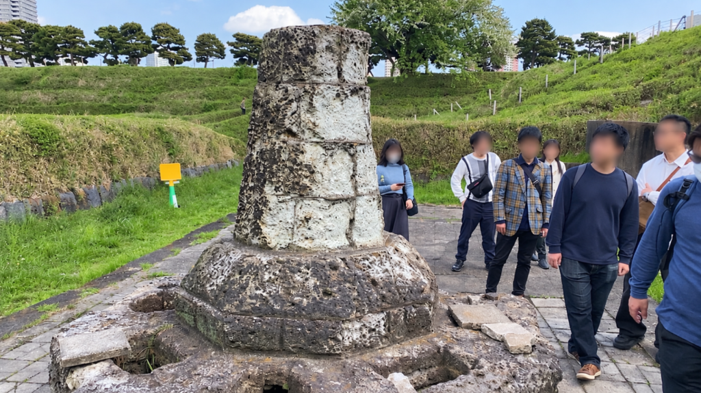 第三台場の砲台跡を見学する参加者