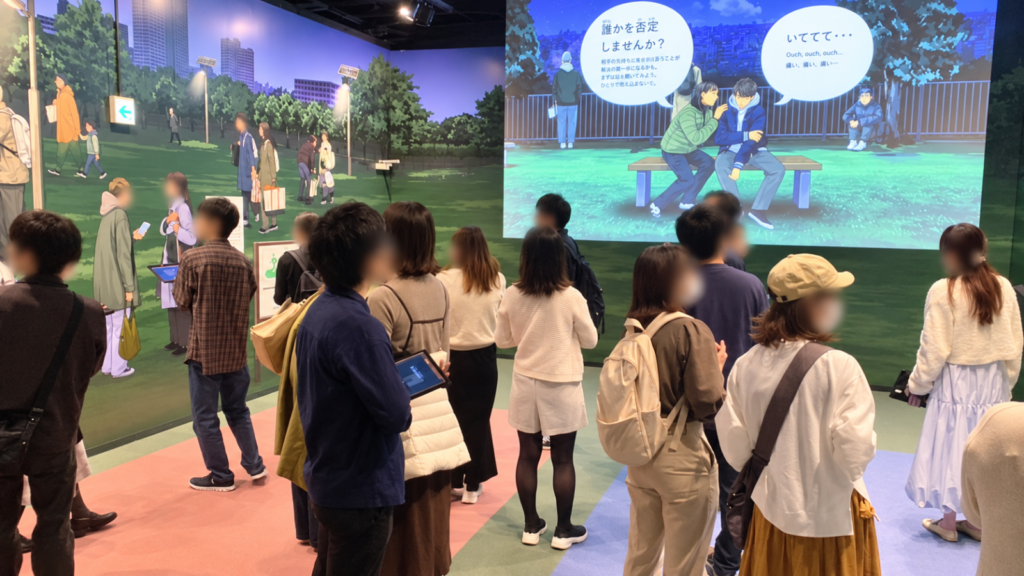 東京直下72hTOURの防災体験展示を見学する参加者