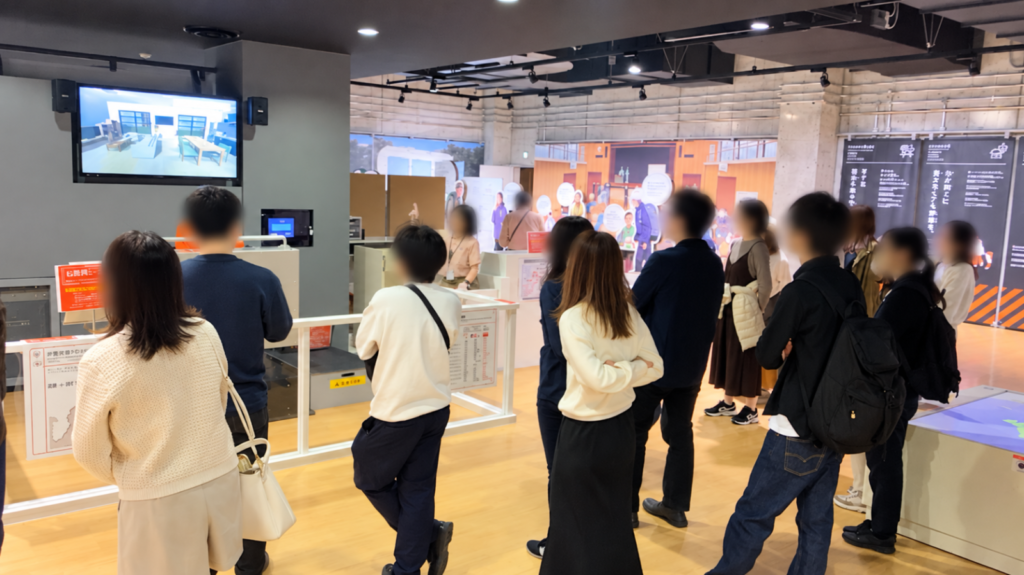 そなエリア東京の防災学習展示を見学する参加者