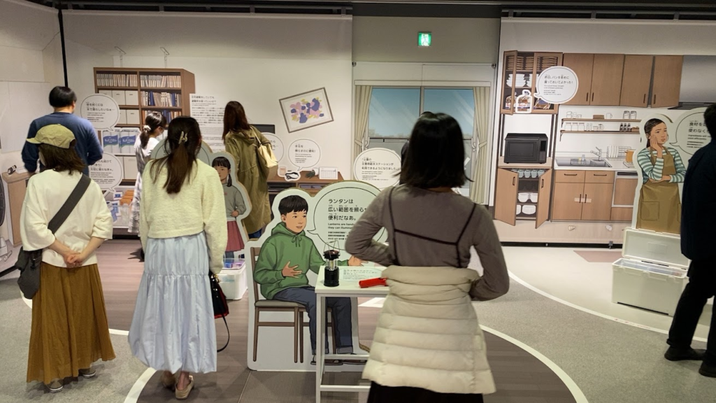 東京直下72hTOURの倒壊家屋を再現した展示
