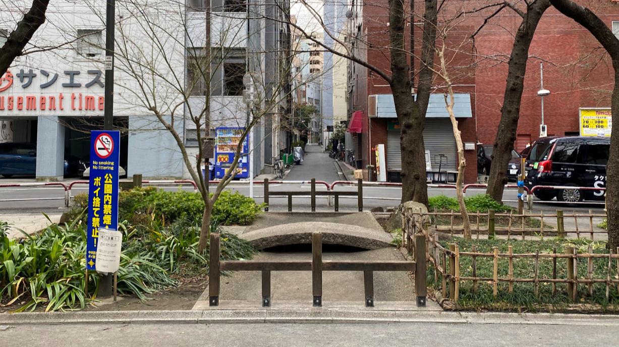 千代田区立龍閑児童公園と中央区立龍閑児童遊園の境界にある小橋のモニュメント
