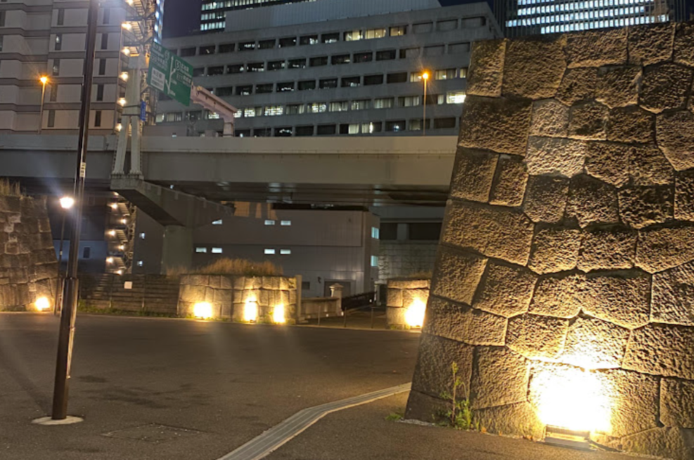 夜の常盤橋公園に残る常盤橋門跡の石垣