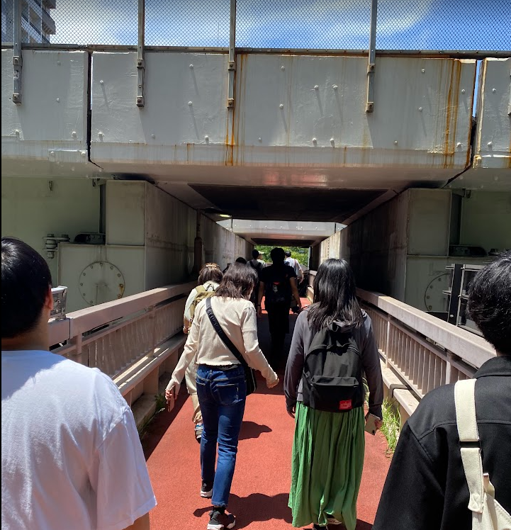 別日開催の竜閑川跡散歩で高架下の歩道を進む参加者