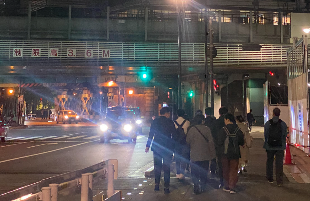 大手町二丁目の高架下を歩く参加者たち