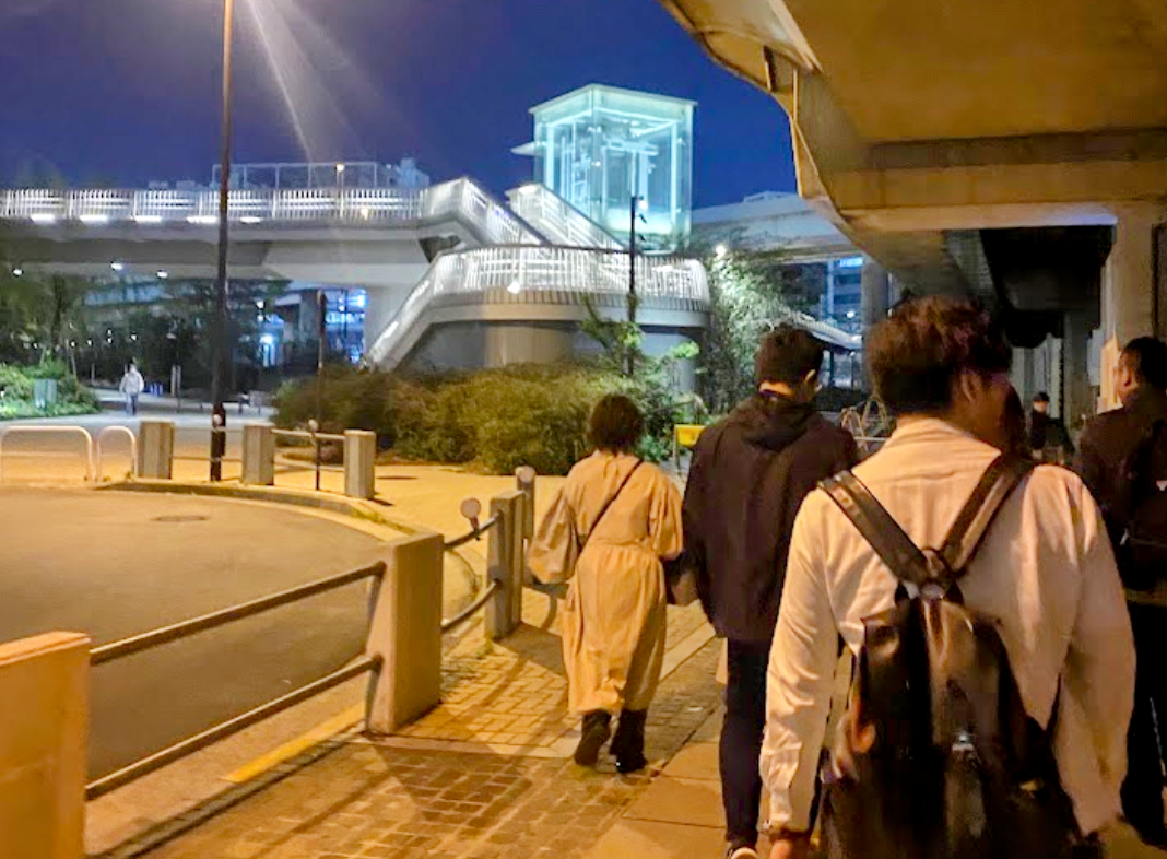 夜の大手町二丁目を歩く歴史散歩の参加者