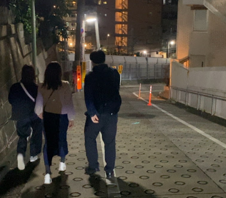 夜の上大崎の坂道を歩くゆる歴史散歩会の参加者
