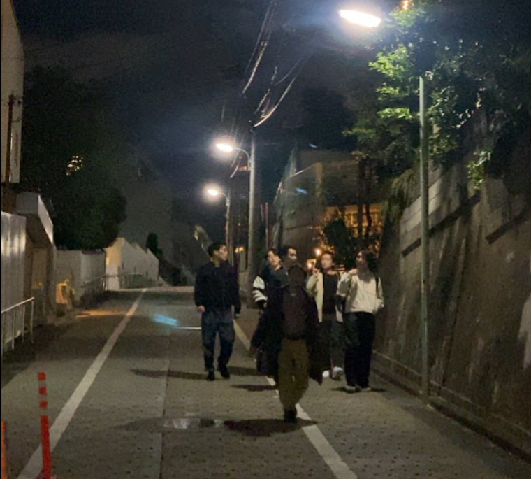上大崎の裏路地を歩くゆる歴史散歩会の参加者