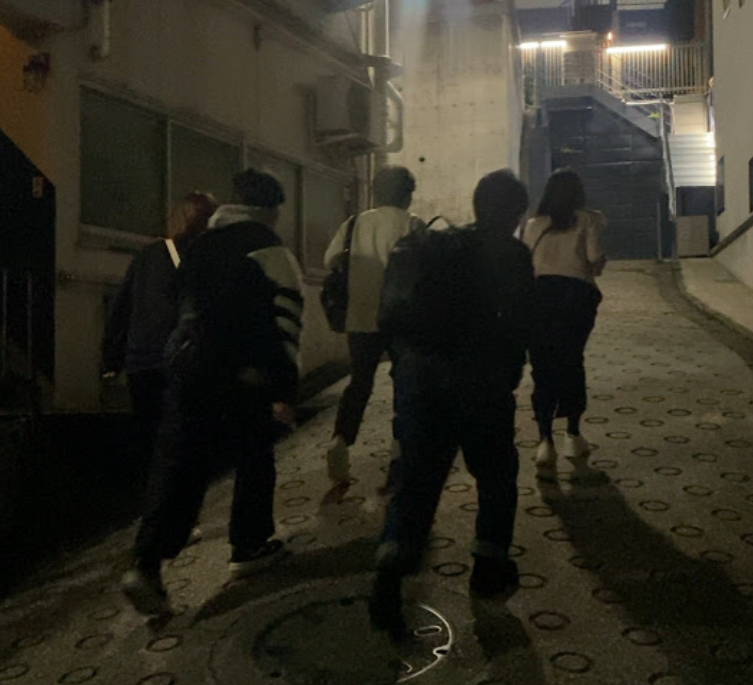 上大崎の急な坂道を上る参加者