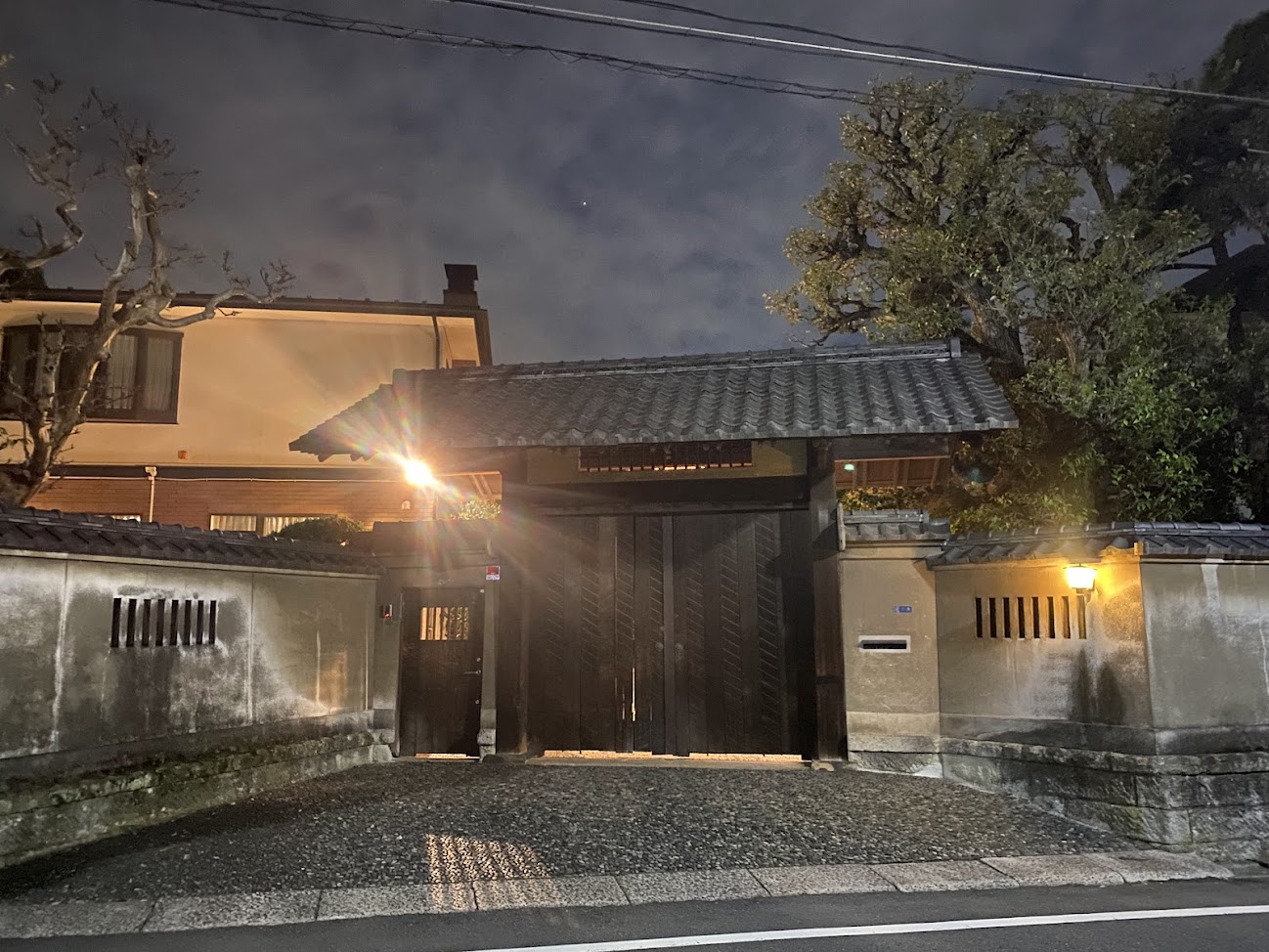 白金長者丸周辺の門構えと住宅