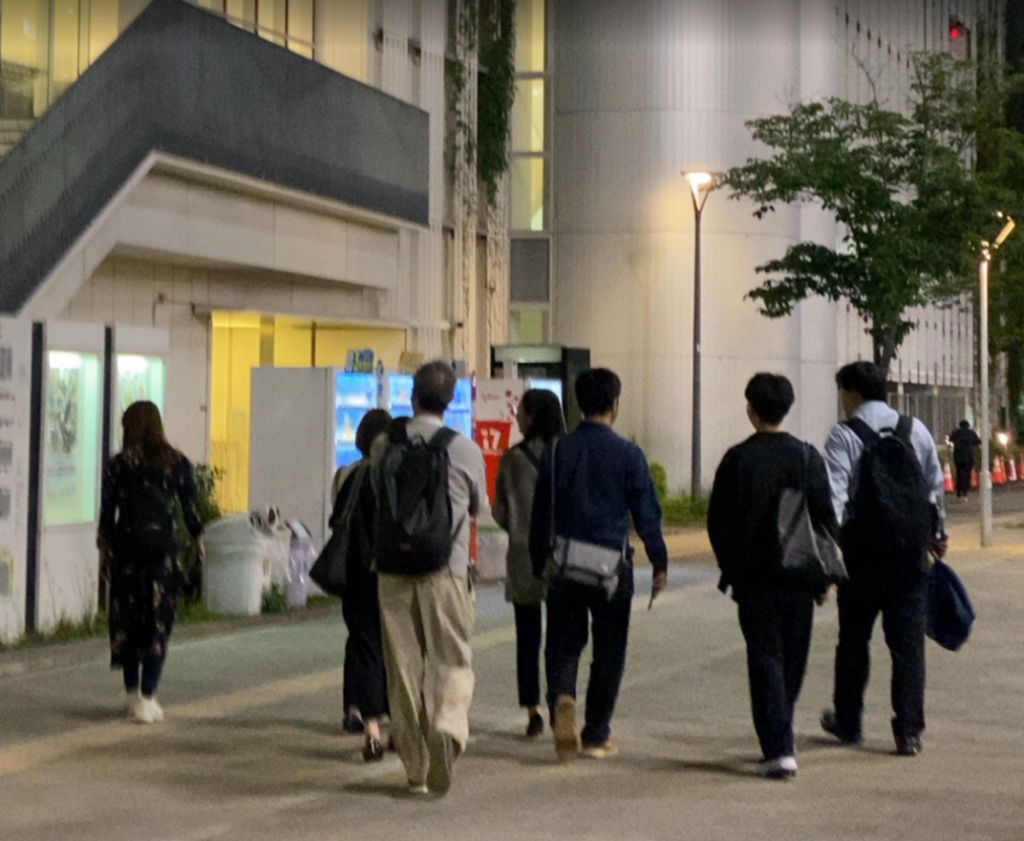 2025年5月23日の錦糸町ナイトウォークで錦糸公園を歩く参加者