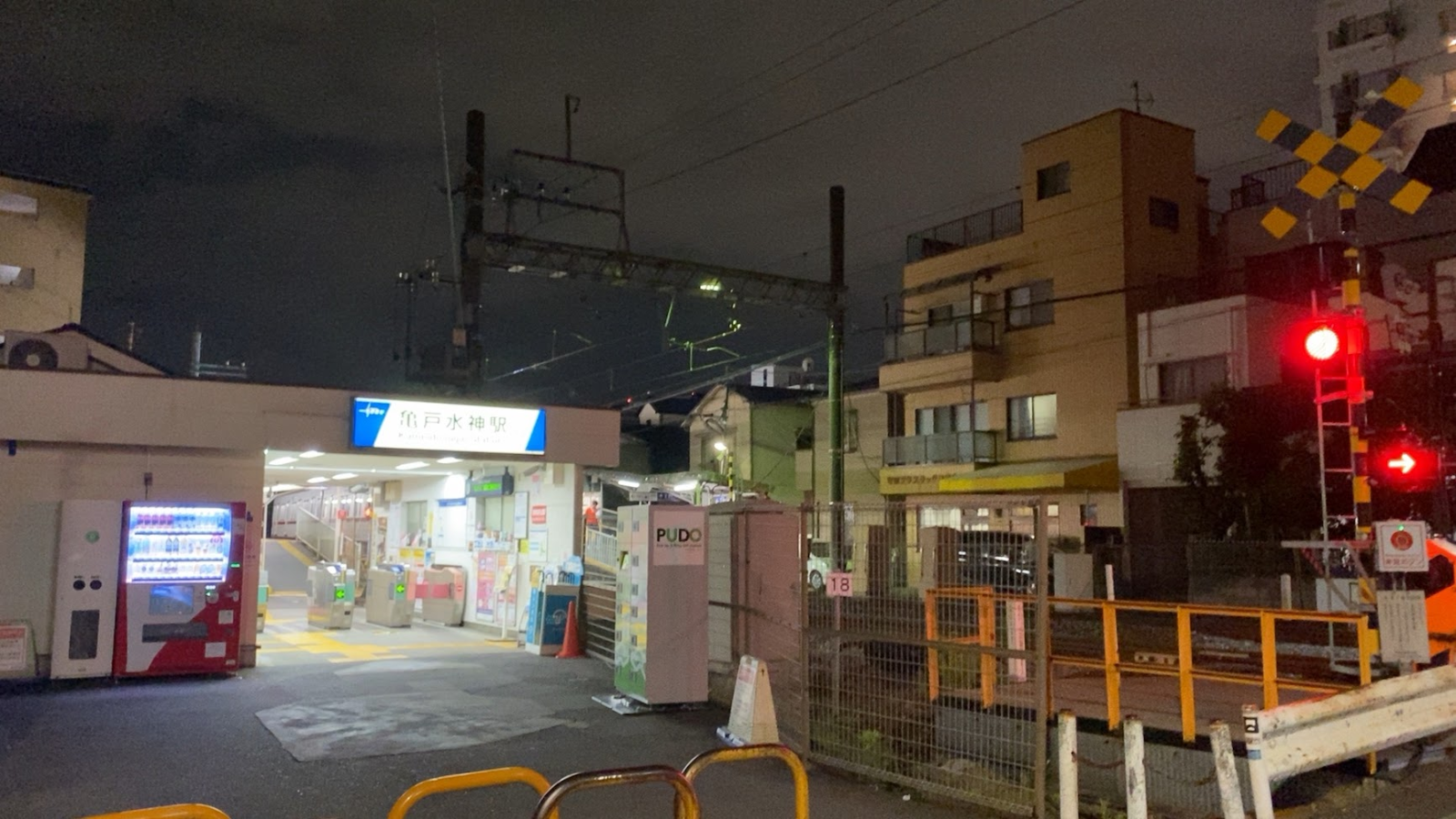 夜の東武亀戸線・亀戸水神駅と踏切