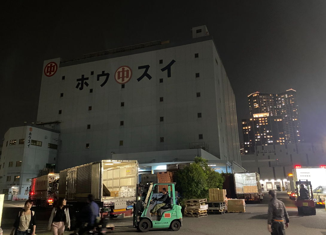 豊海水産埠頭のホウスイ倉庫と夜の物流風景