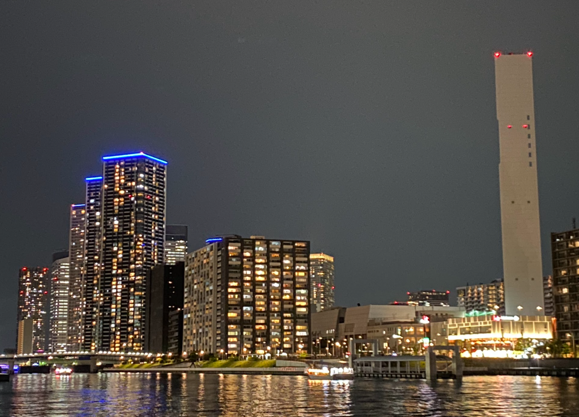 豊海水産埠頭から見た晴海方面の夜景と水辺