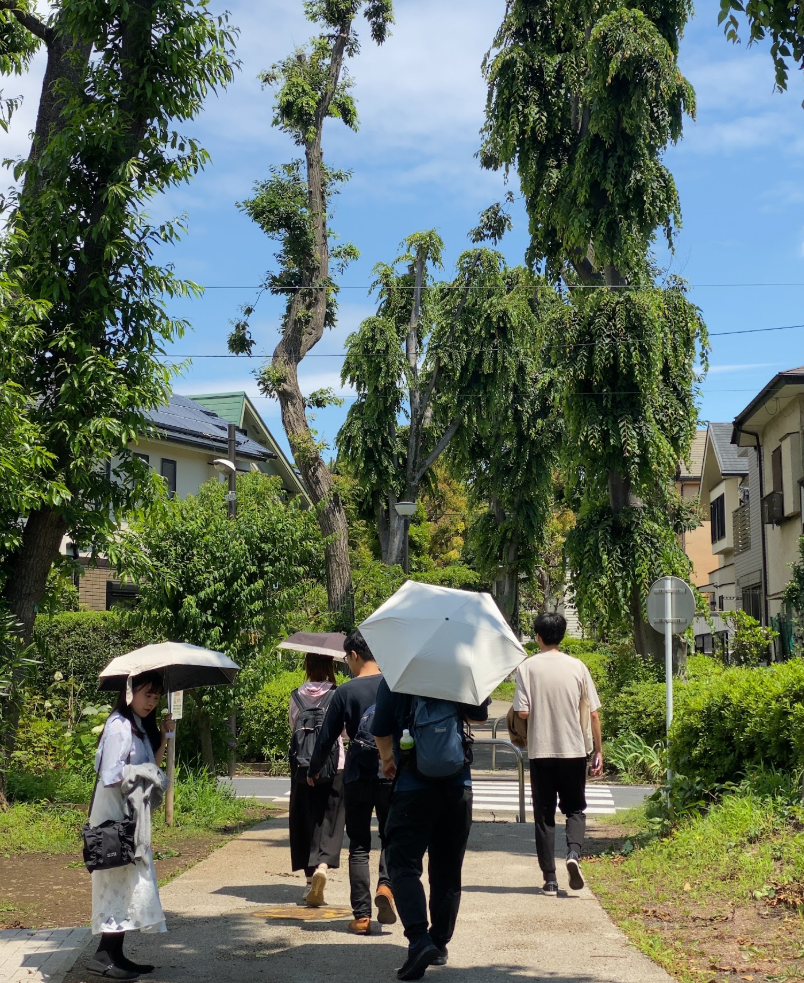 本村公園の境浄水場専用線跡を歩く参加者