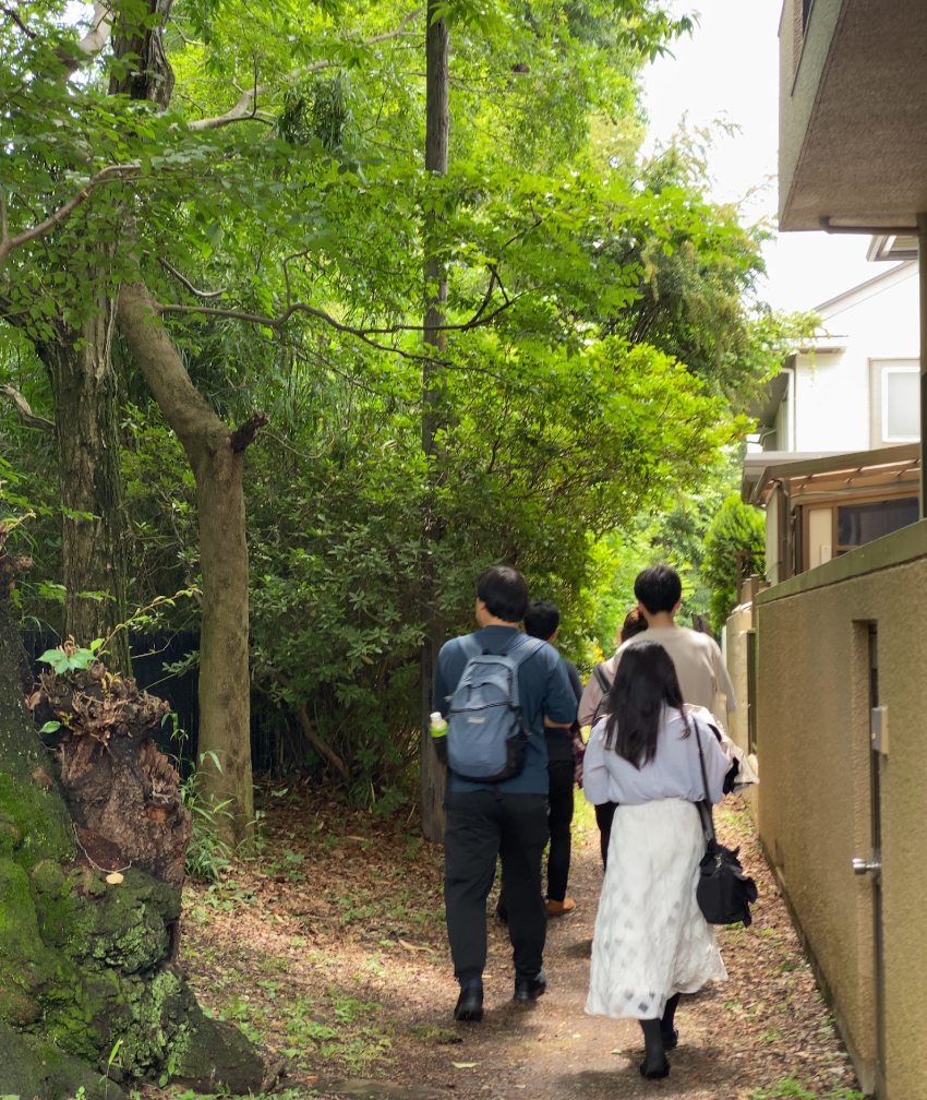 玉川上水沿いの緑道を歩く参加者