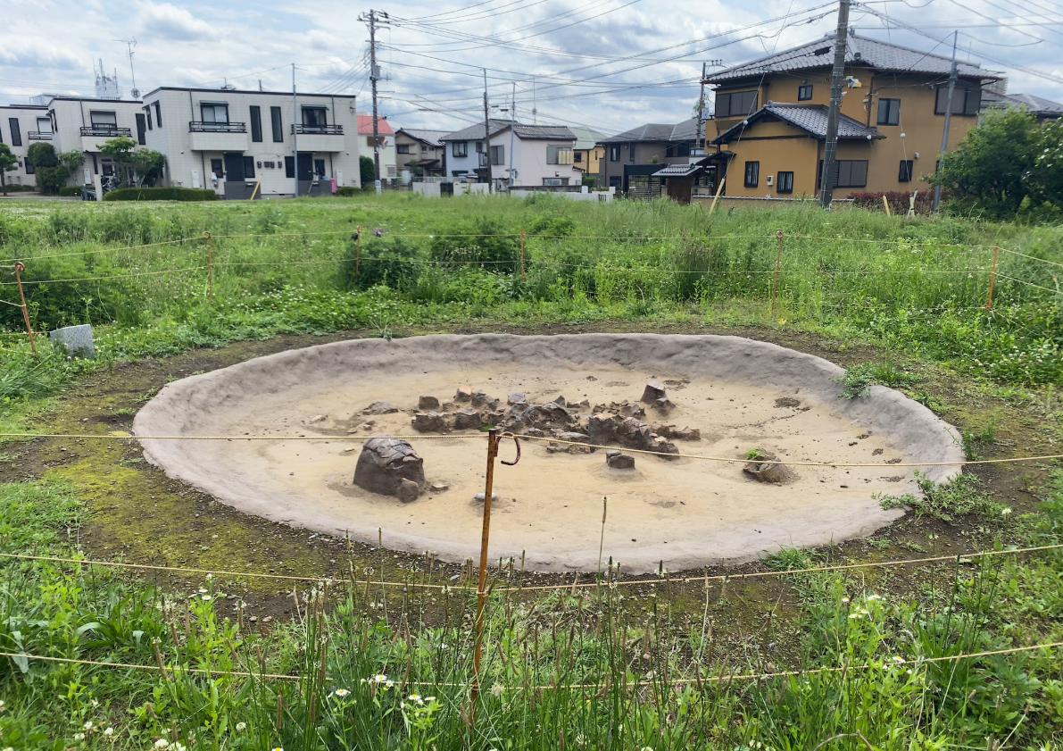 下野谷遺跡に復元された縄文時代の住居跡
