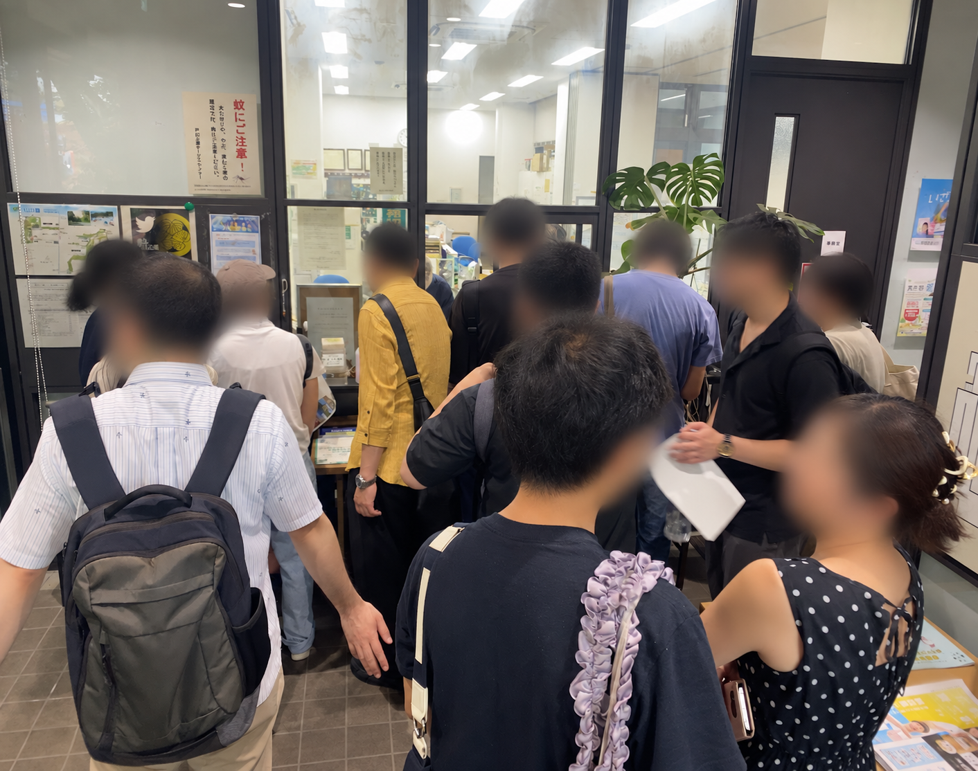 戸山公園サービスセンターで箱根山登頂証明書を受け取る参加者