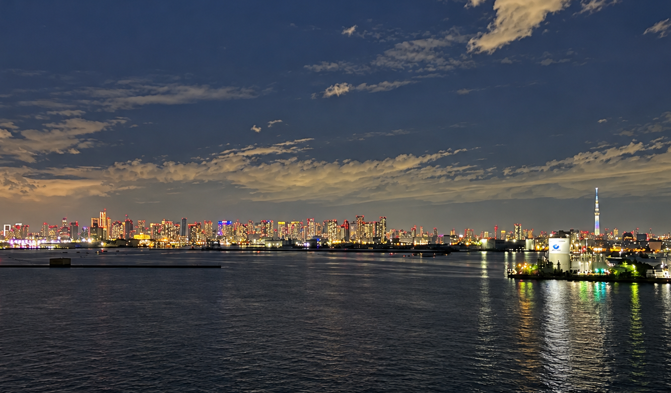 東京ゲートブリッジから望む都心夜景と東京スカイツリー