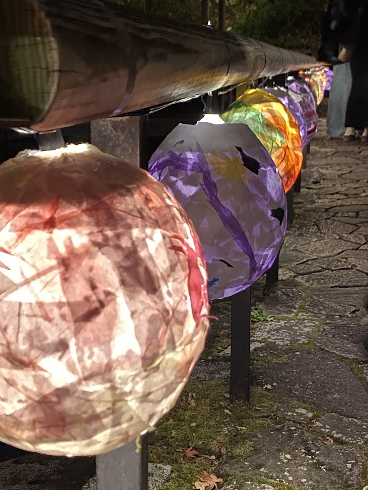 目白庭園の園路を彩る手作り灯籠