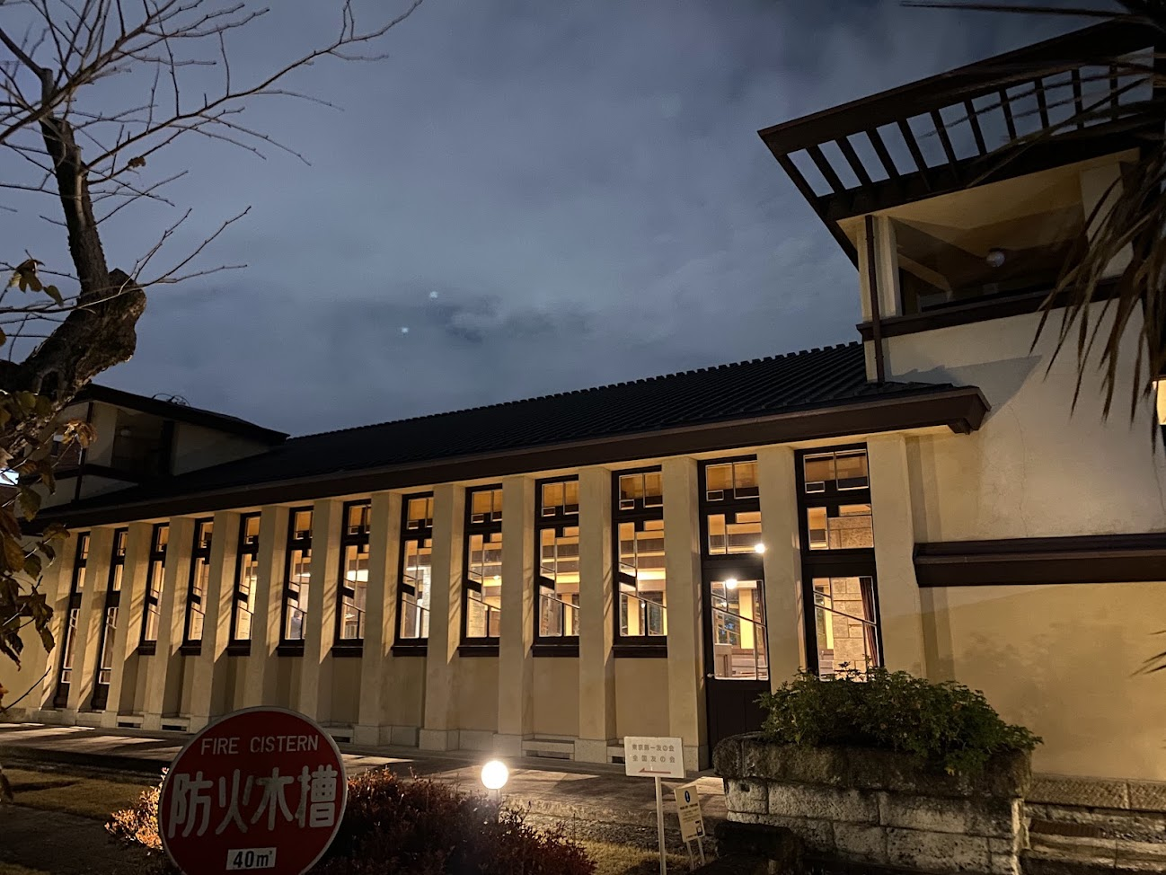 自由学園明日館の夜の外観と縦長窓