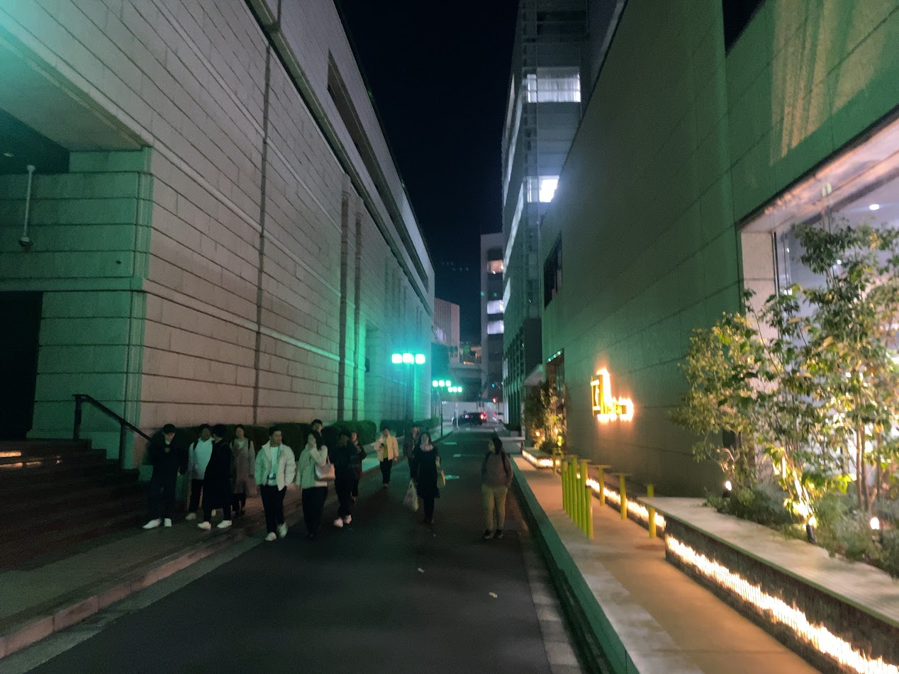 夜の日本橋兜町を歩くゆる歴史散歩会の参加者