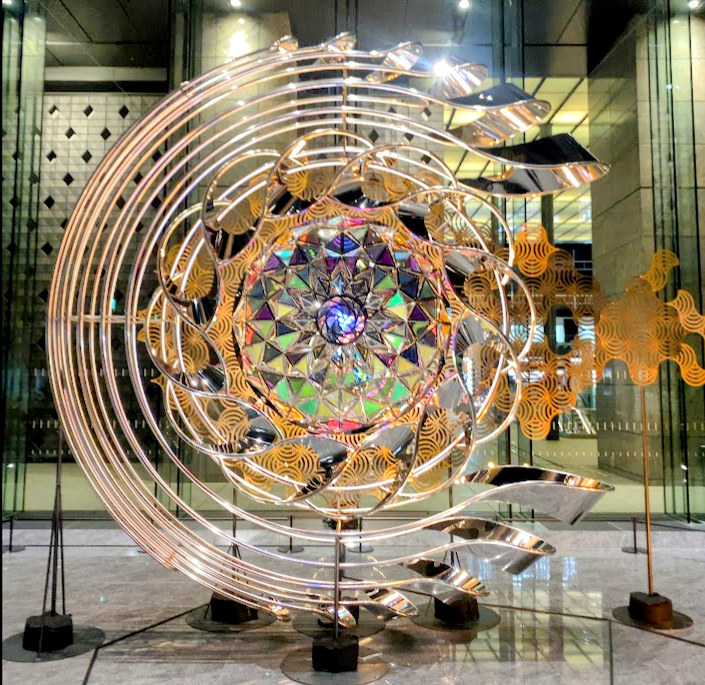 大型アート作品「風の環」の正面
