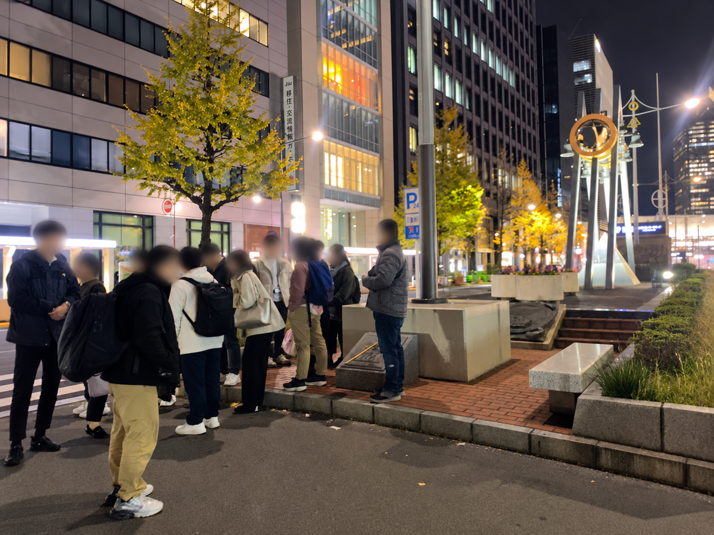 夜の八重洲で解説を聞くゆる歴史散歩会の参加者