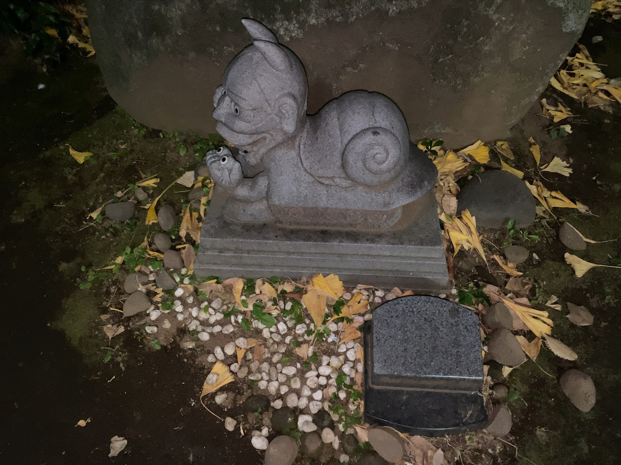 稲荷鬼王神社境内にある親子を表した石像
