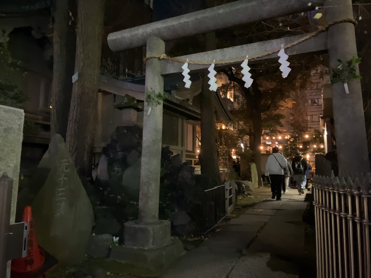 夜の稲荷鬼王神社境内の鳥居と参道