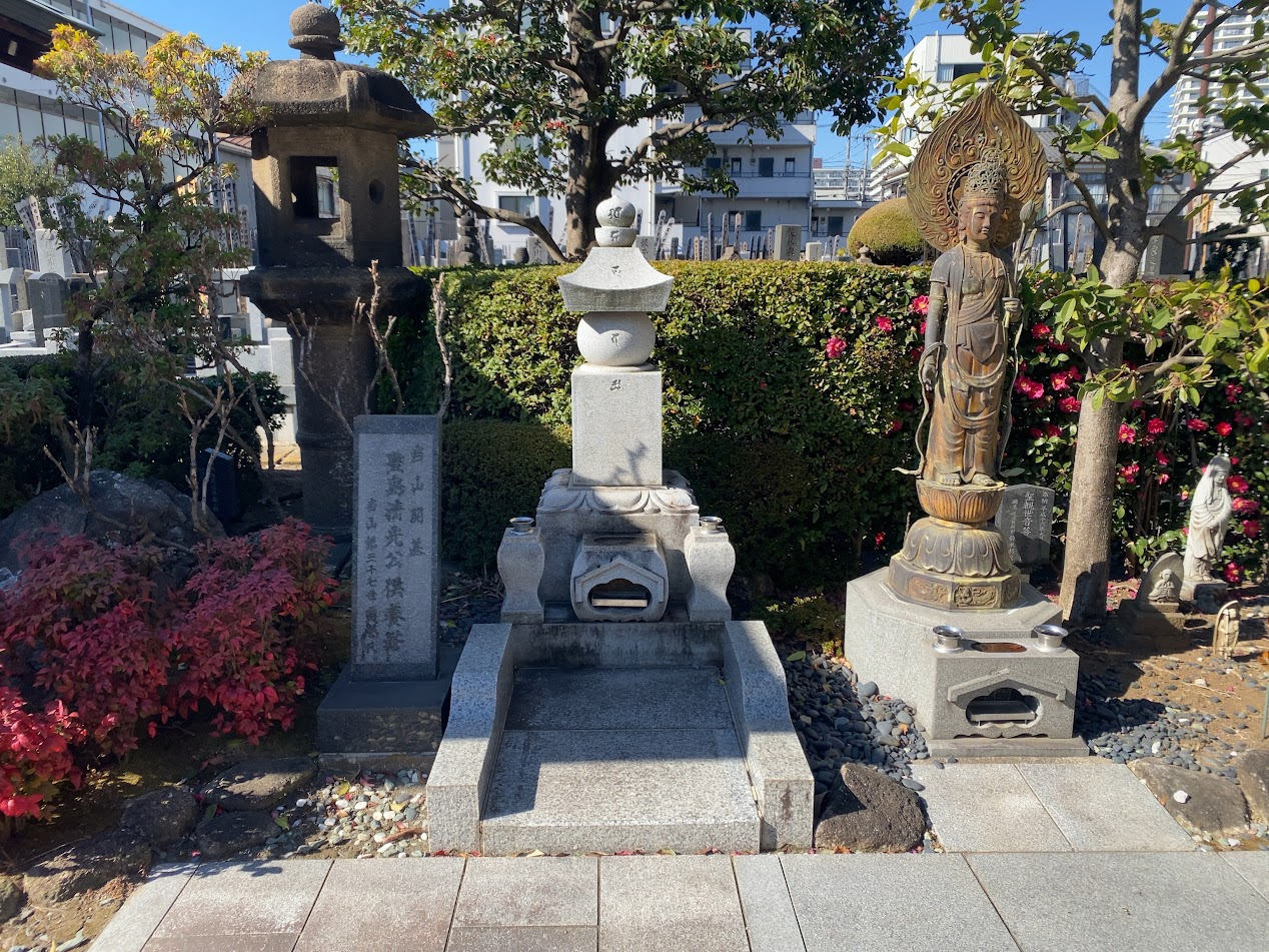 清光寺境内の豊島氏ゆかりの墓碑と観音像