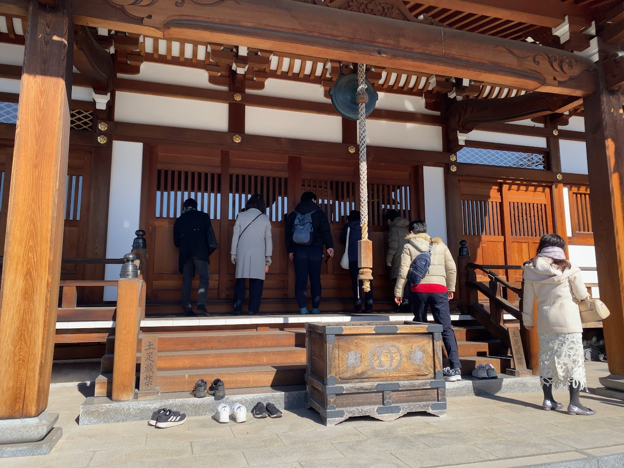 清光寺本堂を参拝するゆる歴史散歩会の参加者