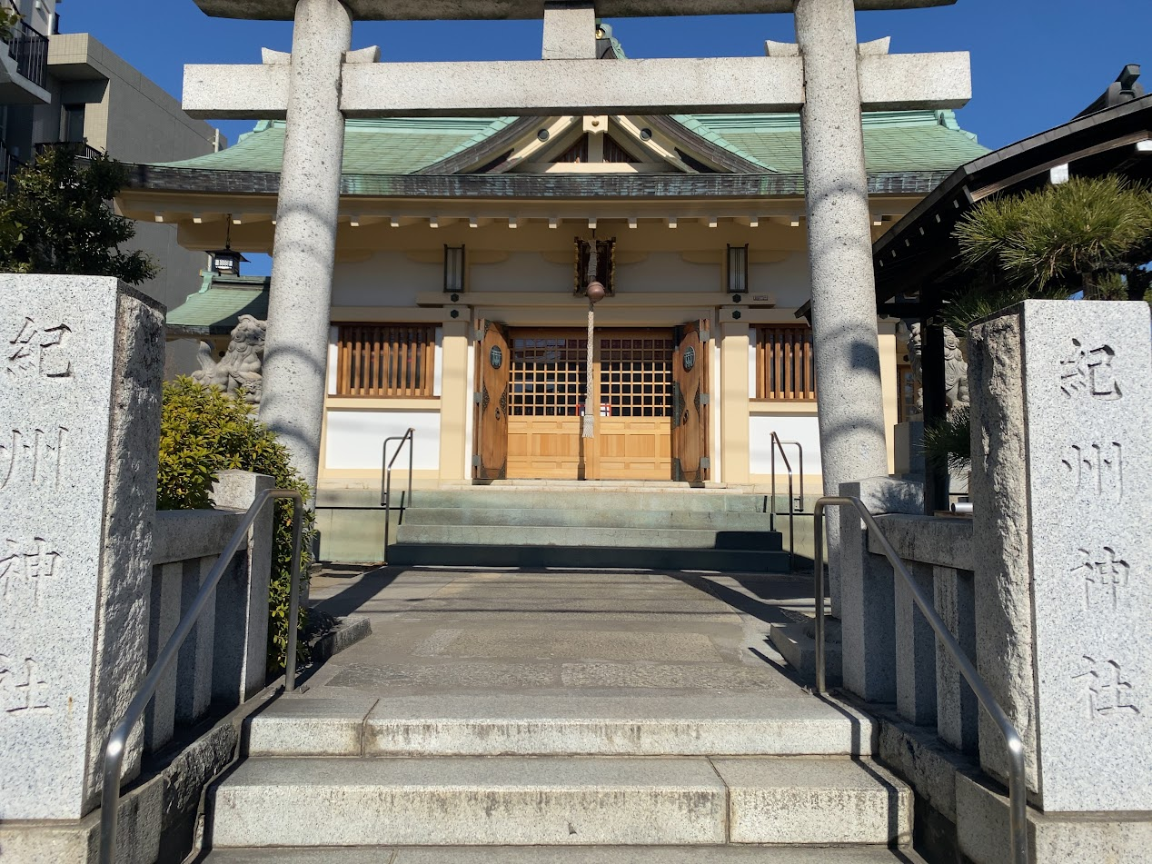 東京都北区豊島の紀州神社の鳥居と社殿
