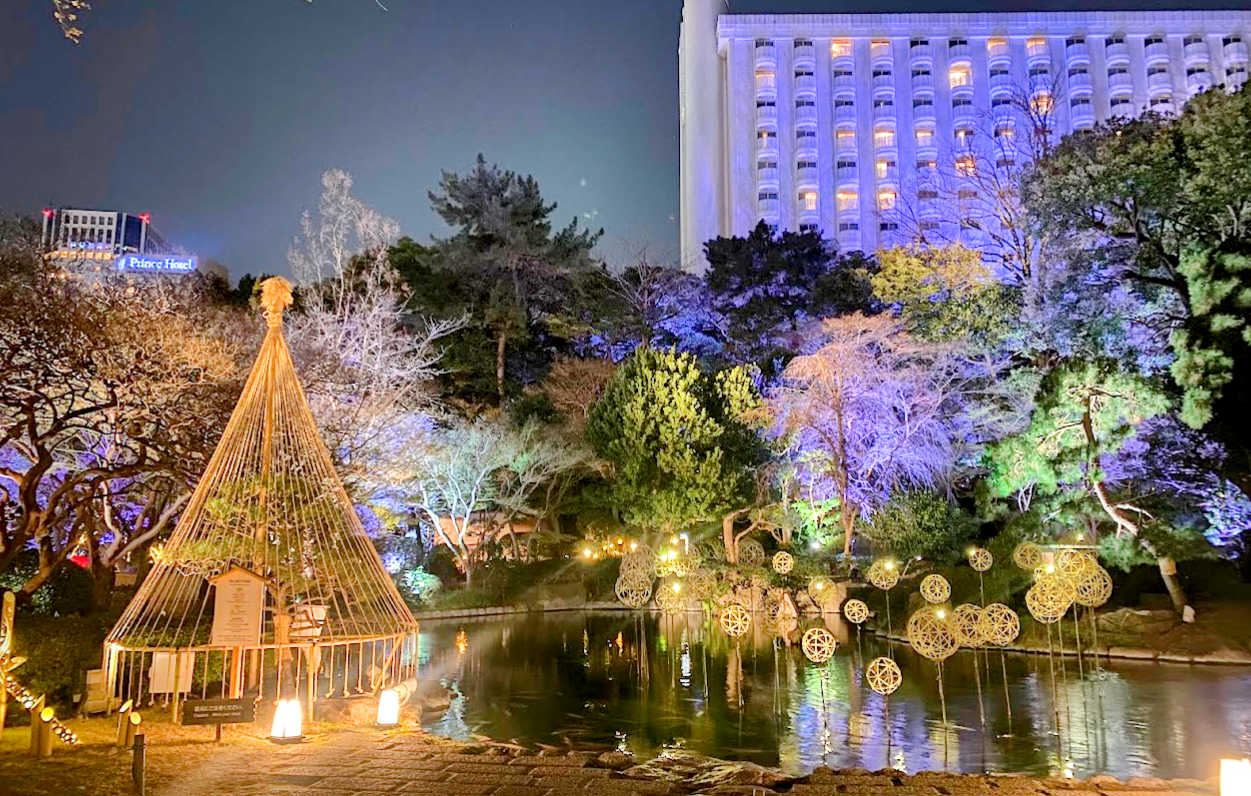 夜間ライトアップされたグランドプリンスホテル高輪日本庭園の池と竹あかり