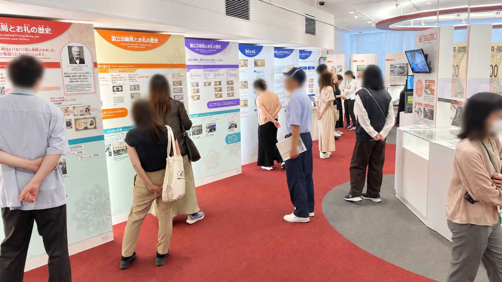 国立印刷局東京工場の展示室を自由見学する様子