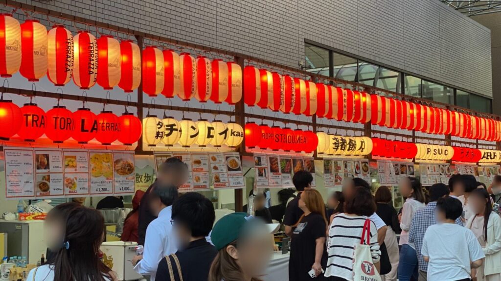 アークヒルズ秋祭り2026の提灯とグルメ屋台に集まる来場者