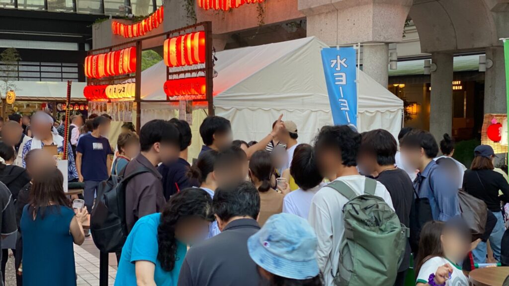 アークヒルズ秋祭り2026のカラヤン広場に集まる人々