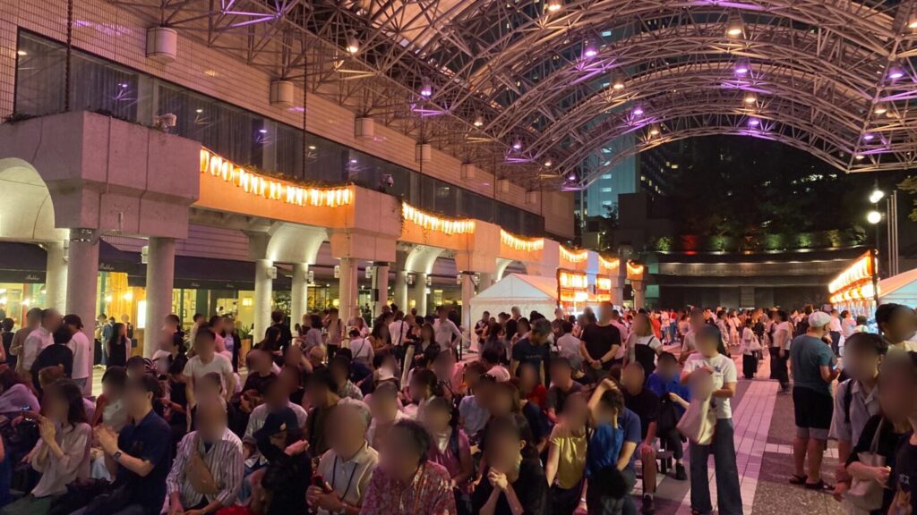 夜のアークヒルズ秋祭り2026でにぎわうカラヤン広場
