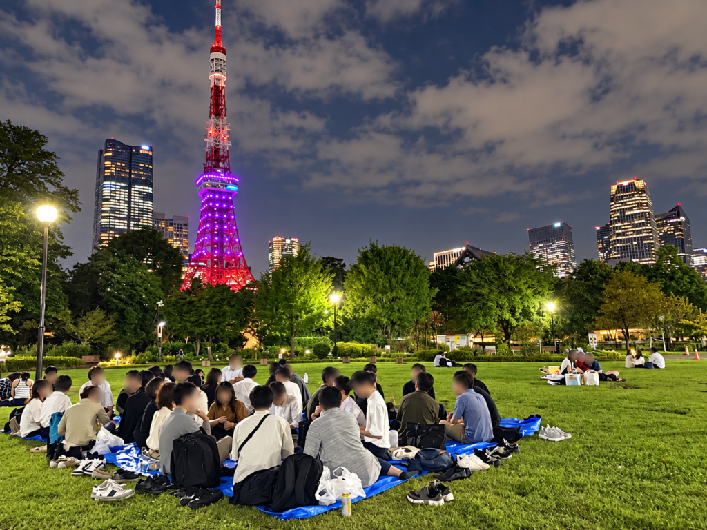 芝公園の芝生で中秋の名月を楽しむナイトピクニック