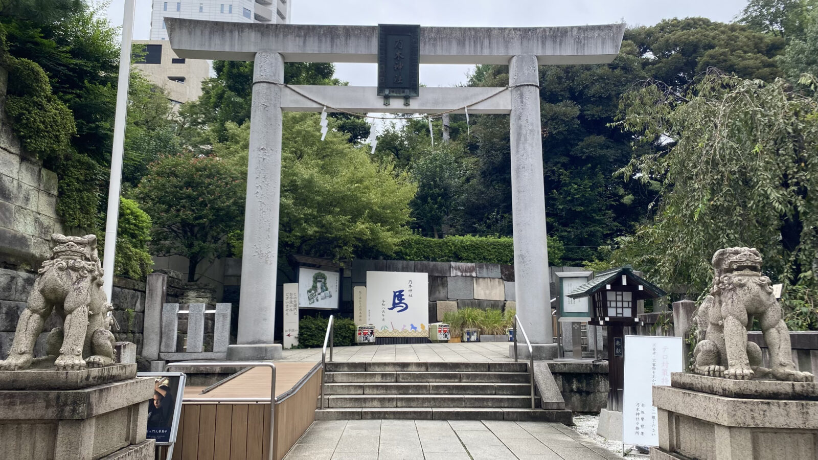 乃木神社の大鳥居と参道