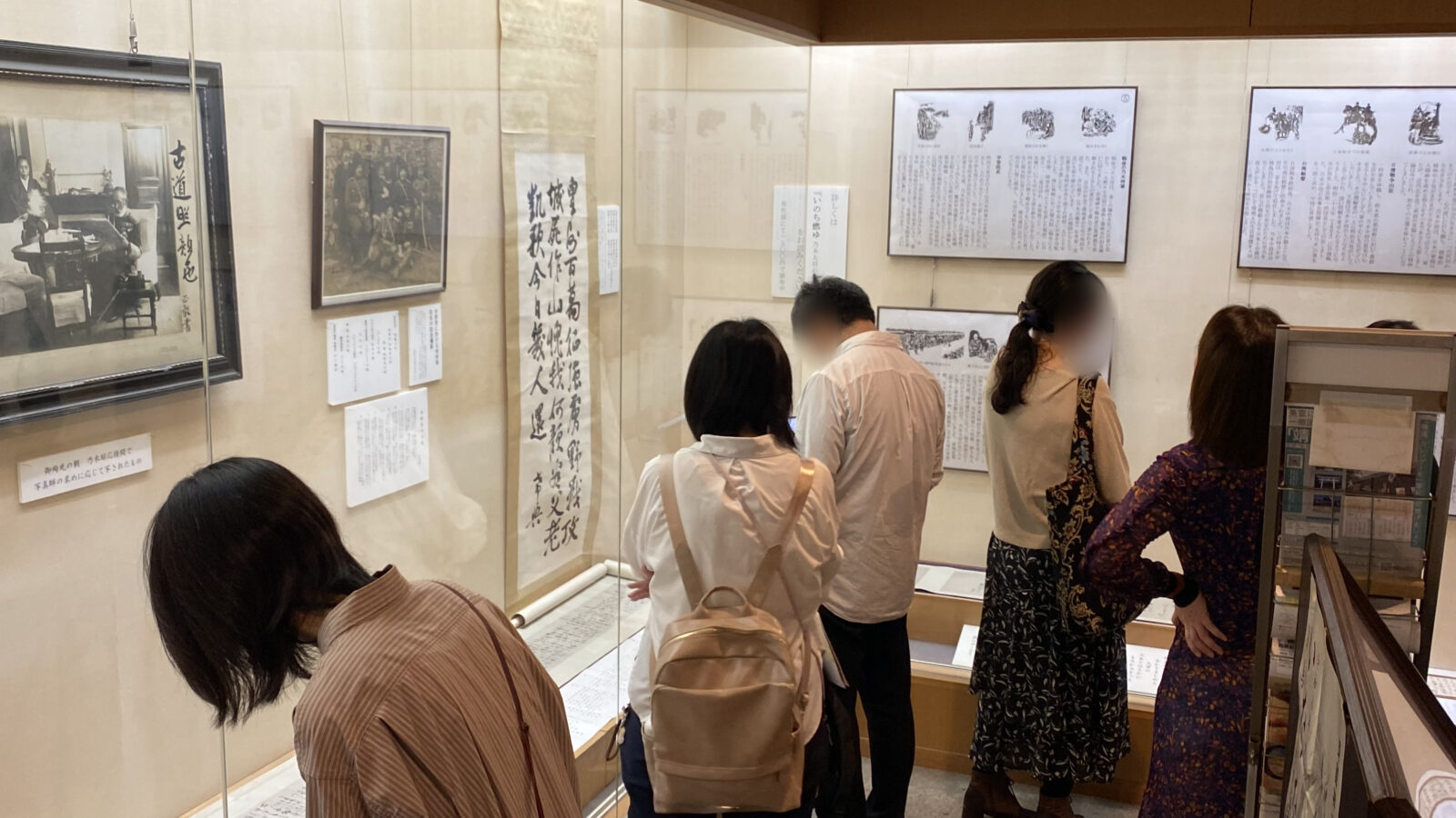 乃木神社宝物殿の展示を見る参加者
