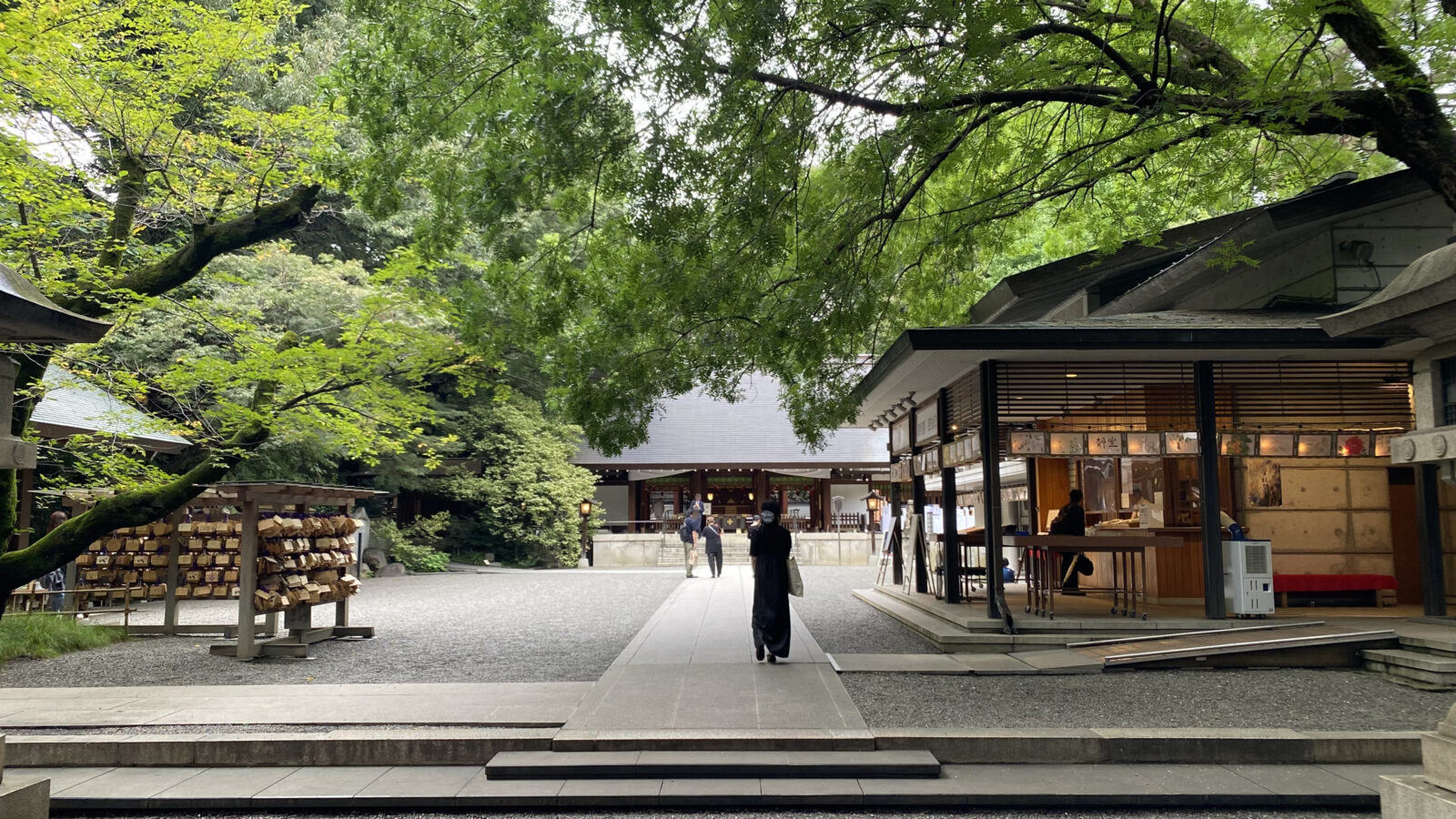乃木神社の境内を歩く参加者