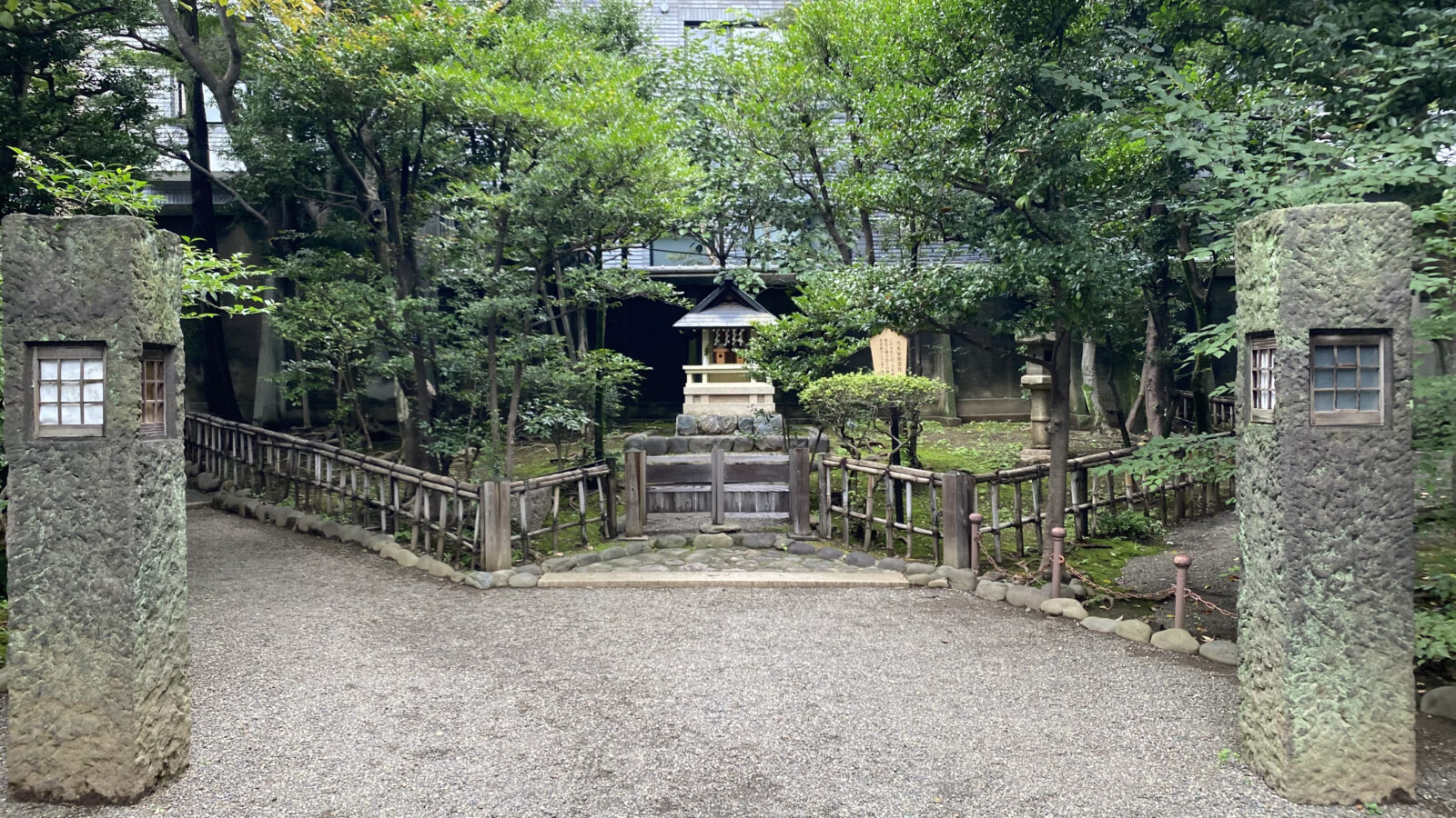 乃木公園の庭園と石灯籠