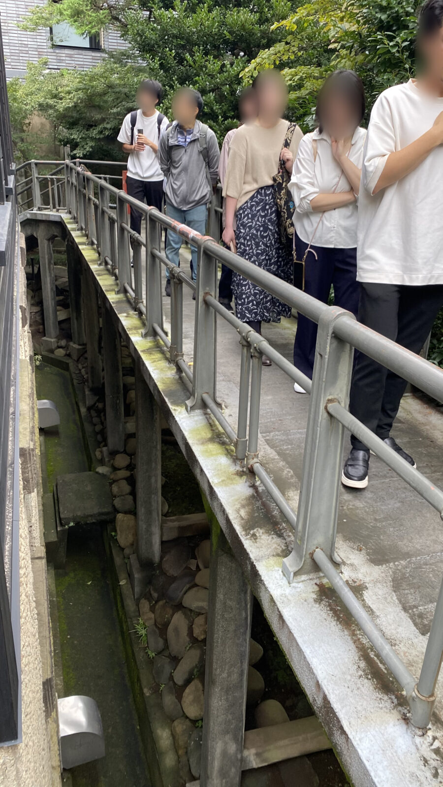 旧乃木邸沿いの見学用通路を歩く参加者