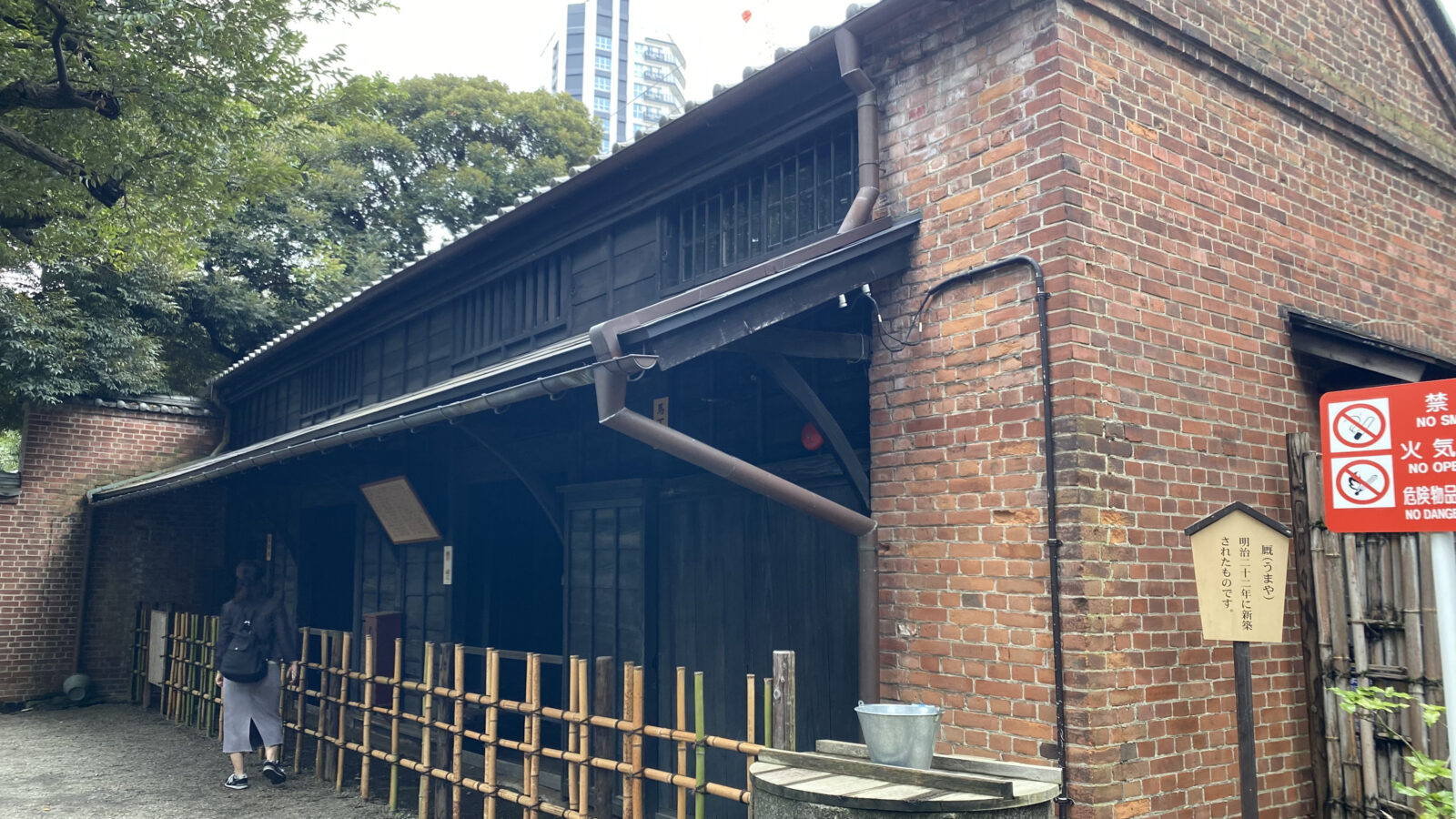煉瓦造で日本瓦葺きの旧乃木邸馬小屋